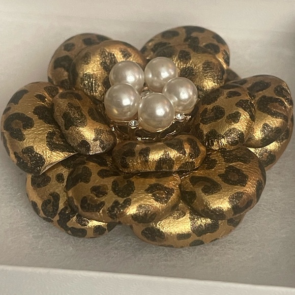 🆕 Handcrafted Gold Leopard Genuine Leather wirh Pearl Rhinestone Brooch - Picture 2 of 4